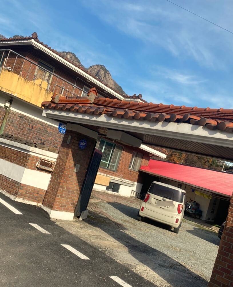 공주시 가정집 기와지붕 건물 외관과 주차된 차량 전경