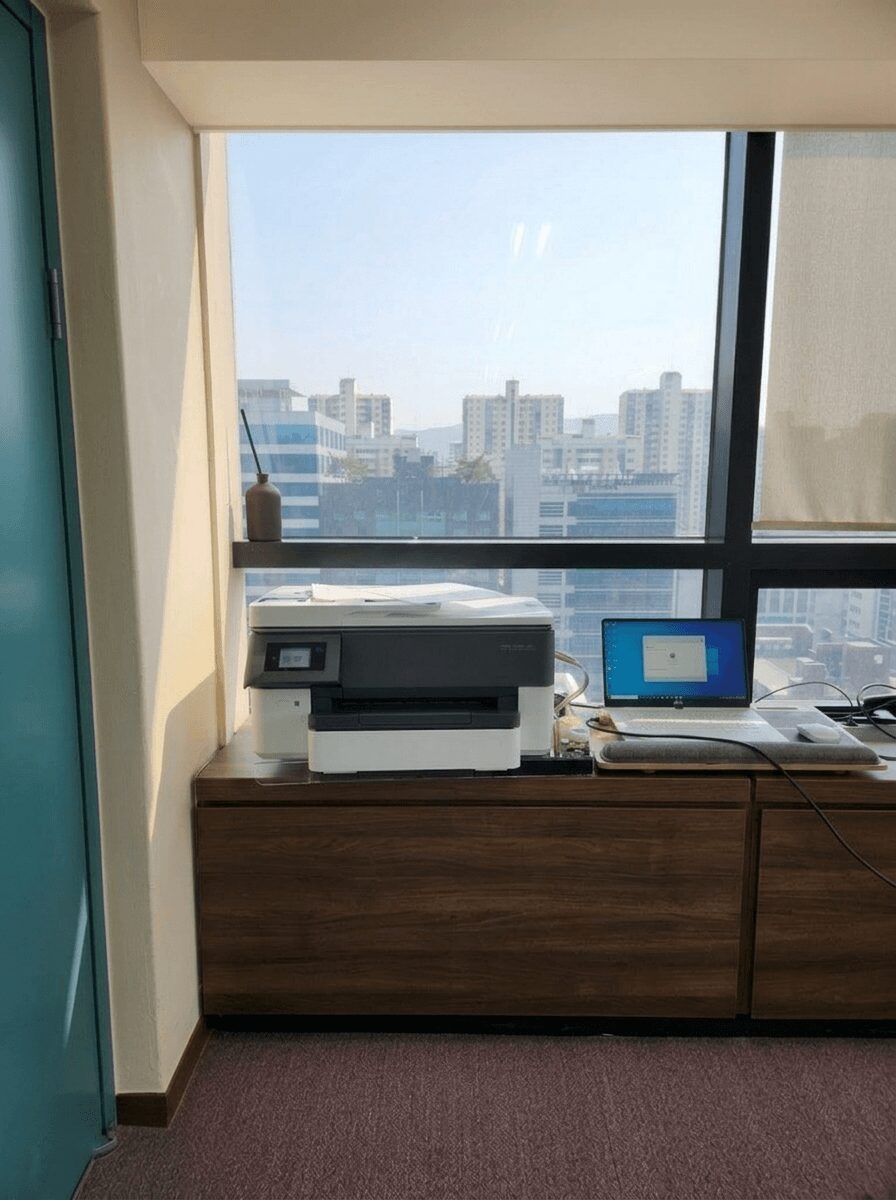창가 수납장 위 HP 7720과 노트북 세팅