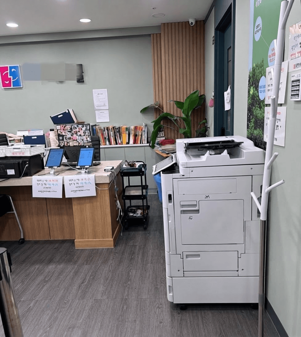 학원 접수 데스크 옆 캐논 C3922 설치 전경